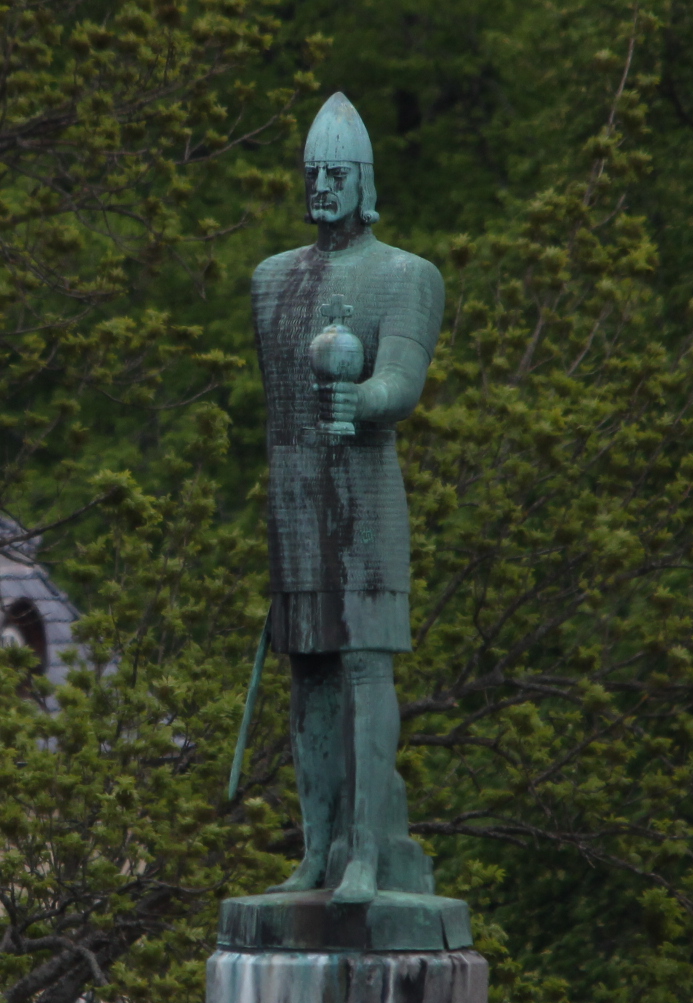 Statue of the Norwegian King Olaf Tryggvason (r. 995–1000 CE) located in the city of Trondheim in Norway. 